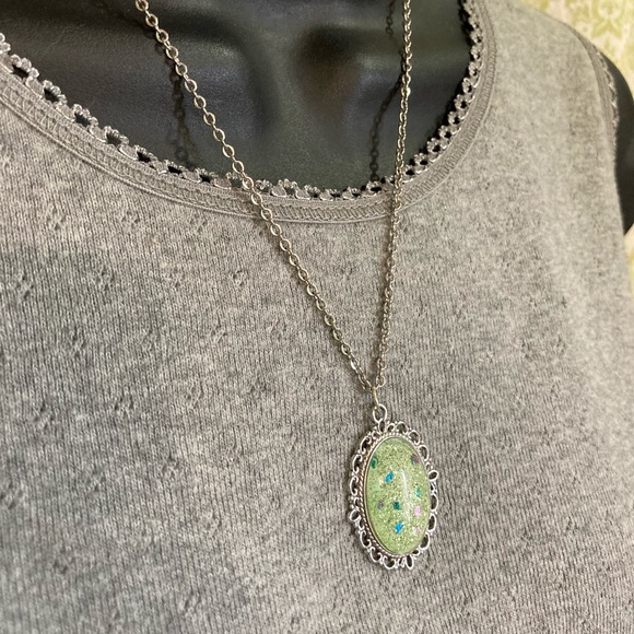 Harlequin hand-painted pendant - Picture 4 of 9